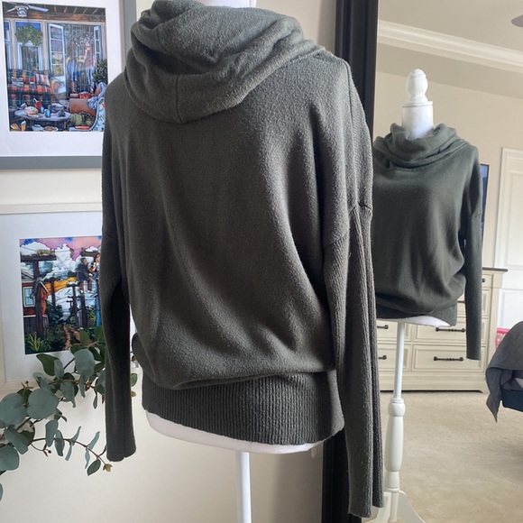 ⏰ Poof - turtleneck drop shoulder sweater - L - Picture 4 of 6
